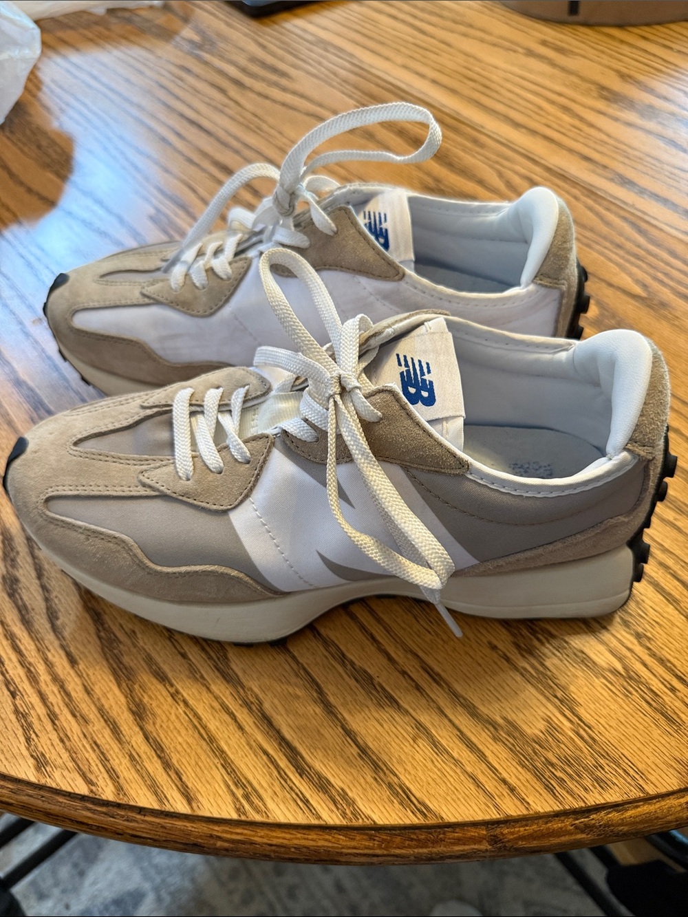 New Balance White and Beige Retro Runner Sneakers unisex. Mens 7/ Women’s 9.